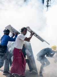 Protestující z města Rangún se brání zásahu policie