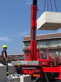 Hasiči chystají betonové bloky, které využijí při řízeném odpalu pumy v Litvínově