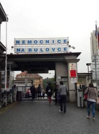 Vstup do Nemocnice na Bulovce