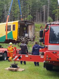 Naložení vlaku na přívěs kamionu trvalo asi hodinu. Hasiči využili techniku Správy železnic, jeřáby z Chebu a Ústí nad Labem a tahač z Prahy