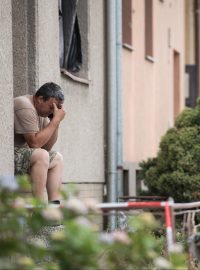 Úklid, obnova a demolice v obci Hrušky týden po zpustošení tornádem.