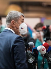 Tiskovou konferenci rušili u očkovacího centra ve Westfieldu Chodov odpůrci očkování ... asi tři.