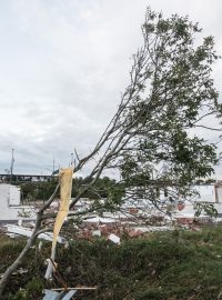 Úklid, opravy a demolice v obci Mikulčice poničené tornádem.