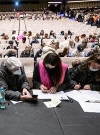 Od prvního dne války se mnoho Ukrajinců, hlavně žen, dětí a seniorů, snaží zemi opustit. V Česku jim pomáhala speciální Krajská centra pomoci Ukrajině. To pražské sídlilo v Kongresovém centru.