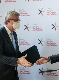 Ministr průmyslu a obchodu, Karel Havlíček a ředitel ČEZ, Daniel Beneš podepsali memorandum přípravy továrny na bateriové články do elektromobilů.