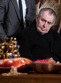 Miloš Zeman si prohlíží korunovační klenoty