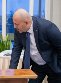 Ministr financí Zbyteněk Stanjura (ODS) a  Předseda Odborového svazu Kovo Roman Ďurčo na jednání tripartity