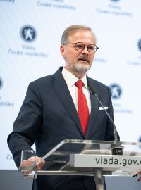 Petr Fiala a Zbyněk Stanjura na tiskové konferenci vlády