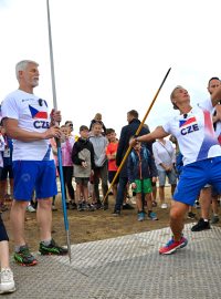 Eva a Petr Pavlovi si vyzkoušeli hod oštěpem. Základy se učili od té nejpovolanější