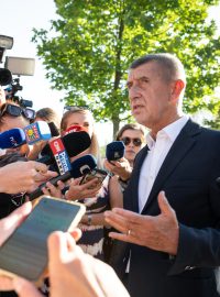 Andrej Babiš přichází do sídla ANO