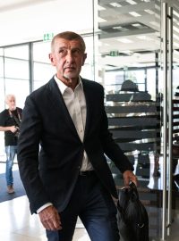 Andrej Babiš přichází do štábu ANO