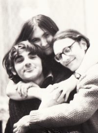 Petruška Šustrová (uprostřed) s přáteli z Hnutí revoluční mládeže, Ivanem Dejmalem a Janem Frolíkem, v roce 1972