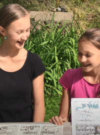 Sestry Anička a Eliška na videu o domácí ekologii.