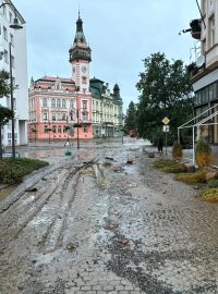 Voda z Krnova přes noc zmizela. Stojím suchou nohou u náměstí. Funguje tu i signál. Akorát neteče voda z kohoutku. Nejde elektřina.