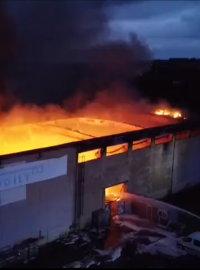 požár haly v Zápech u Prahy