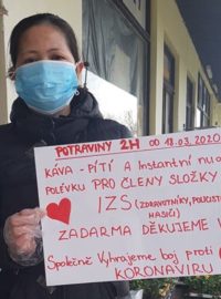 Vietnamští obchodní nabízejí občerstvení zdarma pro jednotky integrovaného záchranného systému.