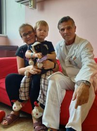 Malý Antonín s maminkou a primářem Oční kliniky dětí a dospělých Milanem Odehnalem