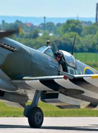 Spitfire se připravuje ke startu z ranveje pardubického letiště.