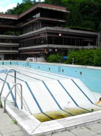 Bazén je od ledna 2016 vypuštěný.