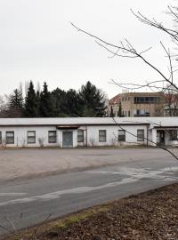 Radiožurnál a iROZHLAS.cz se na místo továrny v Panenských Břežanech, kde byly cenné materiály objeveny, vypravily.