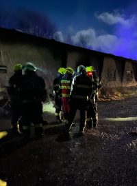 Desítky hasičů z deseti jednotek k požáru stáje s jalovicemi vyjely před 19.00