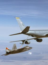 Letoun Boeing KC-135R Stratotanker tankuje za letu stíhačku F-22 Raptor