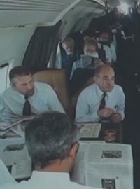 Luboš Dobrovský v letadle s dalšími členy vlády