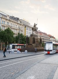 Tramvaje mají jezdit po stranách Václavského náměstí