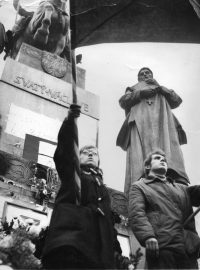 Demonstranti před sochou svatého Václava. Demonstrace proti okupaci, srpen 1969