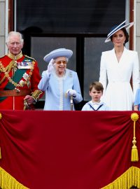 Princezna Anna, Camilla, vévodkyně z Cornwallu, princ Charles, britská královna Alžběta II., Catherine, vévodkyně z Cambridge a její děti - princ Louis, princezna Charlotte a princ George a princ William na balkoně Buckinghamského paláce