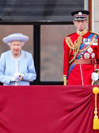 Královna Alžběta II. a prince Edward na balkoně Buckinghamského paláce