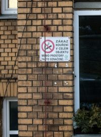 Ředitel městské sociální služby Viktor Koláček u cedule zákazu kouření.