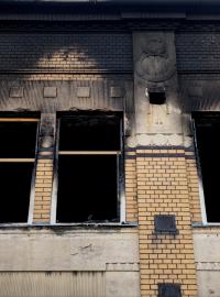 Podle statika návrat části klientů do spodní části budovy nepřipadá v úvahu. „V tom baráku jsem byl hodinku a už mám knedlík v krku z pachu spáleniny. Z toho zdravotně-technického hlediska to možné není,“ dodal Čáp