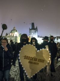 Vzpomínkový pochod na Hradčanské náměstí v den výročí úmrtí bývalého prezidenta Václava Havla.