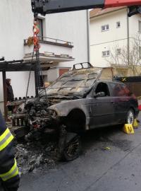 Při požáru osobního vozidla v pražské Velké Chuchli zemřel člověk