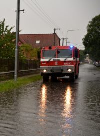 V kolínské části Sendražice čerpali hasiči na více místech vodu z ulic, sklepů a rybníka Haltýř, který hrozil zaplavením okolních nemovitostí.