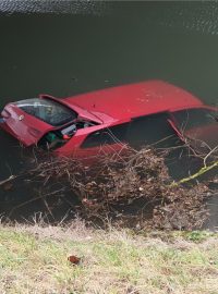 V Blansku našli policisté v řece auto. Nikdo ho neohlásil