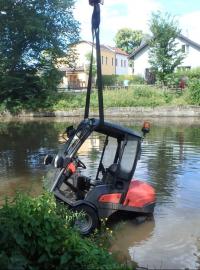 Hasiči v Královéhradeckém kraji lovili letos například traktůrek z Podhartského rybníka ve Dvoře Králové nad Labem.