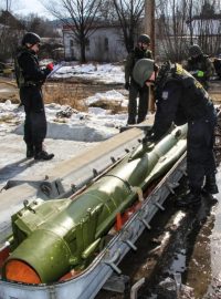 Policisté prohlížejí ve Vrběticích nevybuchlé rakety