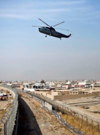 Vojenská helikoptéra nad městem Kandahár, které v pátek obsadilo hnutí Tálibán