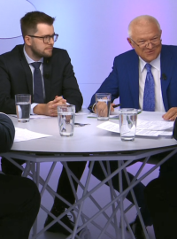 V Otázkách Václava Moravce debatovali (zleva) Jan Bartošek (KDU-ČSL), Jakub Michálek (Piráti) a Jaroslav Faltýnek.