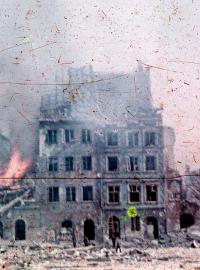 Zničené Staroměstské náměstí ve Varšavě v srpnu 1944 na unikátní barevné fotografii Agfacolor