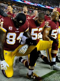 Fotbalisté Washingtonu Redskins během protestu