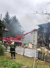 Hasiči likvidují zbytky požáru po výbuchu plynu