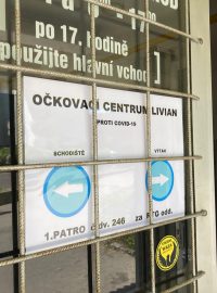 Vstup do očkovacího centra společnosti Livian v Pardubicích