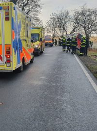 Na místě nehody u Uhříněvsi zasahují 3 posádky záchranářů, inspektor a speciální vůz Atego