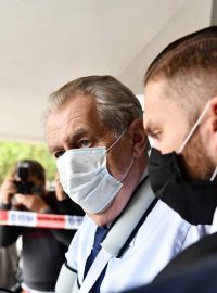 Prezident Miloš Zeman při odchodu z volební místnosti v Praze 5.