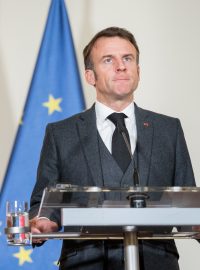 Francouzský prezident Emmanuel Macron na tiskové konferenci v Praze