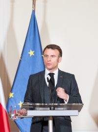 Francouzský prezident Emmanuel Macron v Praze ocenil českou iniciativu na zajištění munice pro Ukrajinu