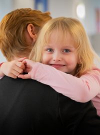 Nevidomá maminka Alena Terezie Vítek s dcerou Šarlotou